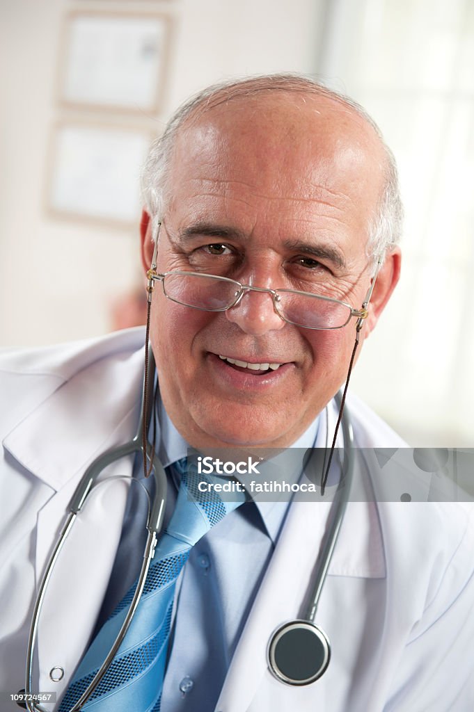 Medico Senior - Foto stock royalty-free di 60-69 anni