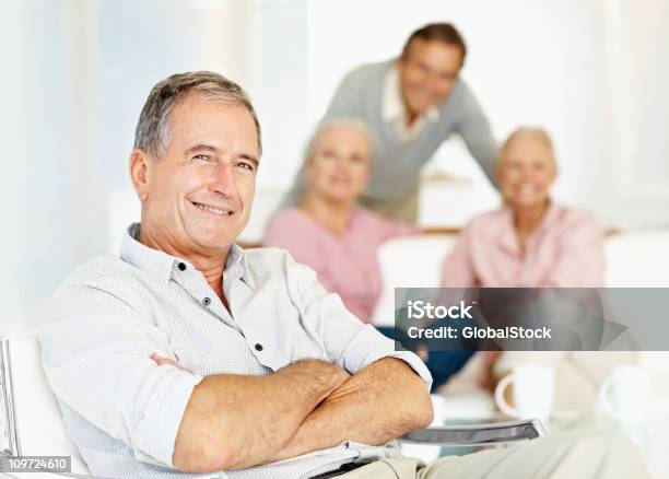 Sicurezza Uomo Anziano Sorridente Con Gli Amici In Background - Fotografie stock e altre immagini di Amicizia