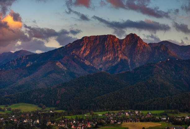 schöne berglandschaft im licht der untergehenden sonne. panorama.tatra berg, polen - poland mountain tatra mountains giewont stock-fotos und bilder