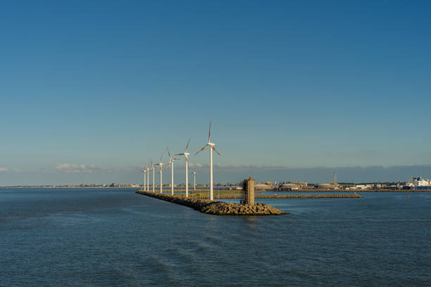 turbinas de viento cerca de un puerto en la zona industrial - belgium bruges windmill europe fotografías e imágenes de stock