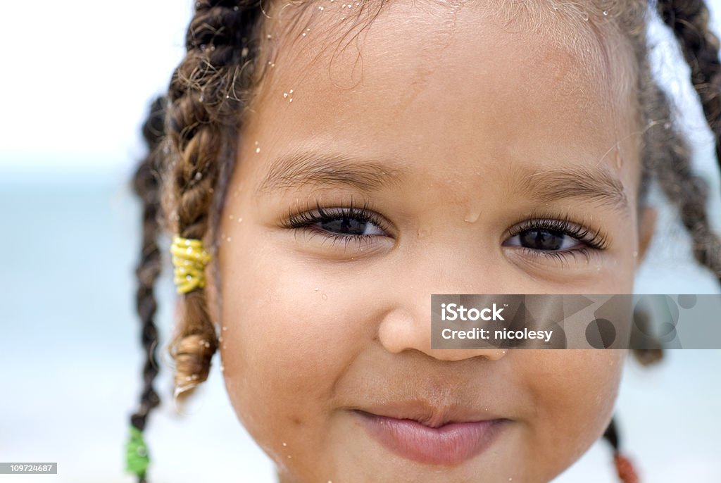 Portrait de petite fille avec l'eau en toile de fond - Photo de Plan rapproché libre de droits