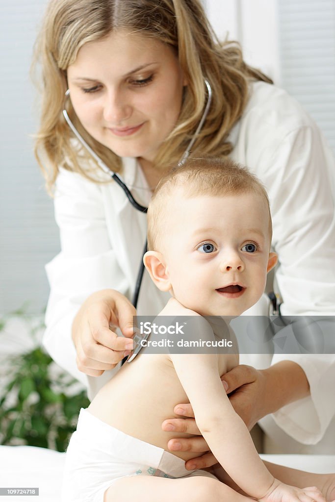 Kinderarzt mit einem baby-patient - Lizenzfrei Arbeiten Stock-Foto