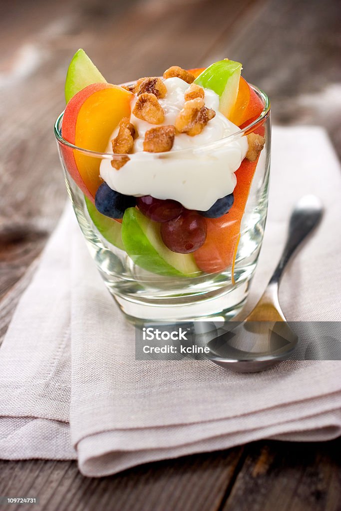 Taça de salada de frutas com iogurte - Foto de stock de Iogurte royalty-free