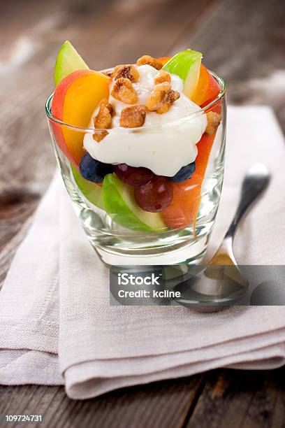 Foto de Taça De Salada De Frutas Com Iogurte e mais fotos de stock de Iogurte - Iogurte, Pêssego, Alimentação Saudável