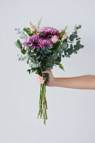 díselo con flores - hand holding flowers fotografías e imágenes de stock