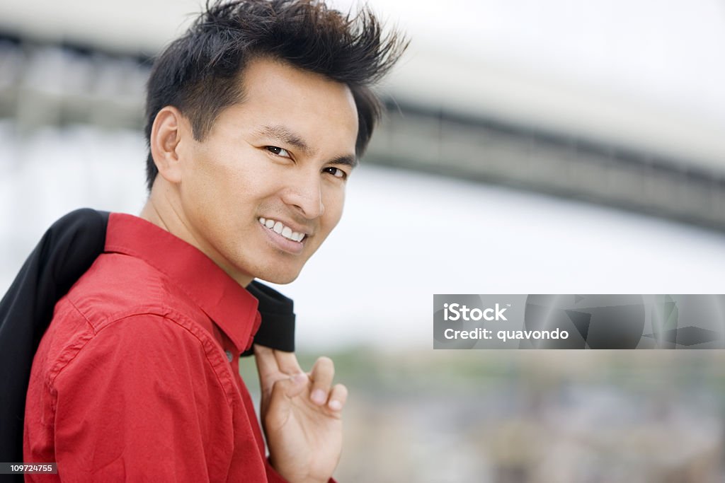 Asiáticos atractivo Retrato de un hombre de negocios al aire libre, espacio de copia - Foto de stock de Ejecutivo libre de derechos