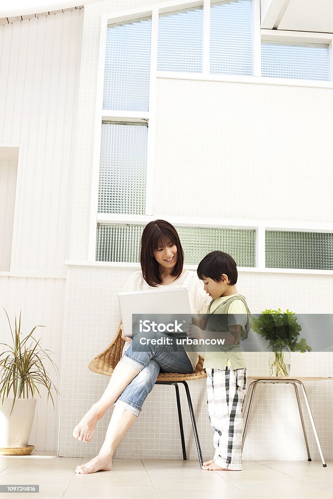 Mãe e filho com computador portátil - Royalty-free Asiático e indiano Foto de stock