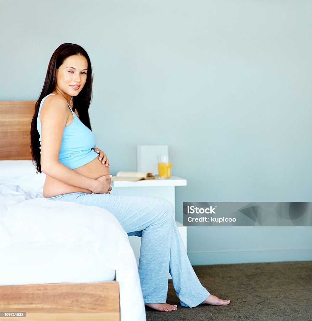 Bonita jovem fêmea grávida segurando a barriga - Royalty-free 25-29 Anos Foto de stock