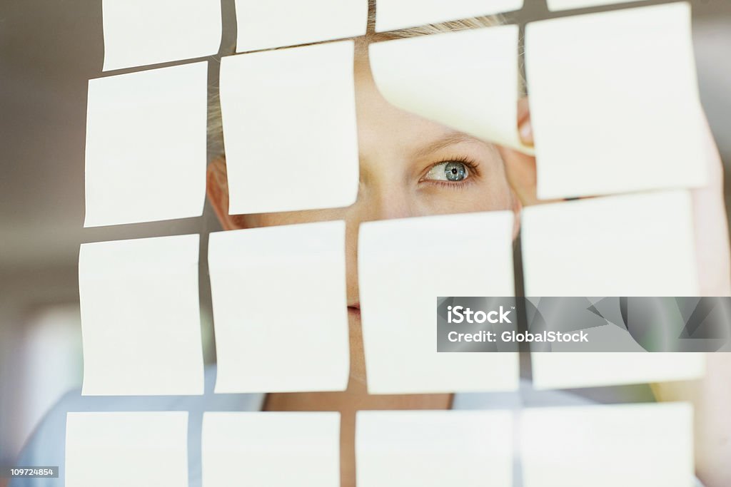 Planning- mujer de negocios hacen nota de papel de pared de vidrio - Foto de stock de Contemplación libre de derechos
