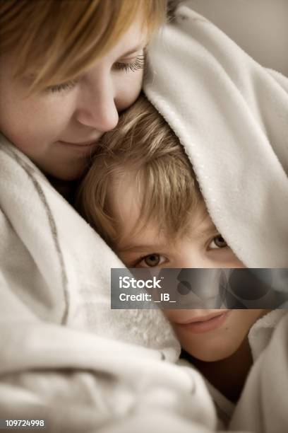 Madre E Figlio Con Copertura Fissaggio - Fotografie stock e altre immagini di Abbracciare una persona - Abbracciare una persona, Coperta, Madre