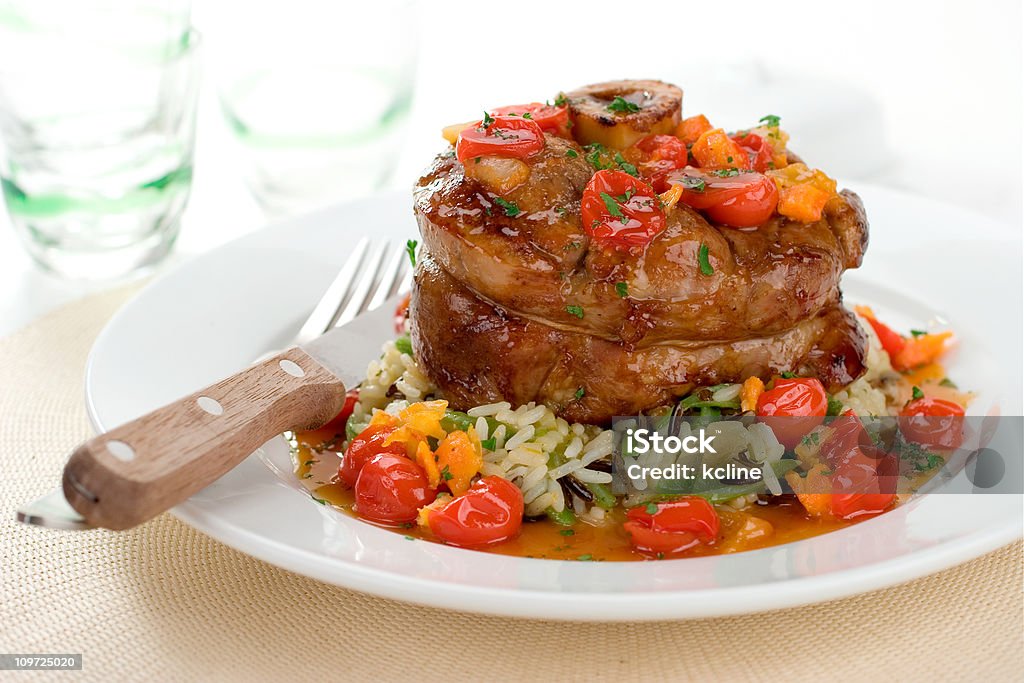 Osso Buco de vitela com arroz e legumes - Foto de stock de Osso Buco royalty-free