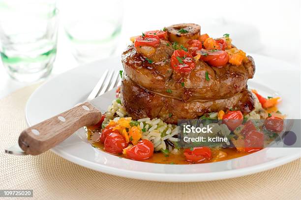 Foto de Osso Buco De Vitela Com Arroz E Legumes e mais fotos de stock de Osso Buco - Osso Buco, Arroz - Alimento básico, Arroz Pilau