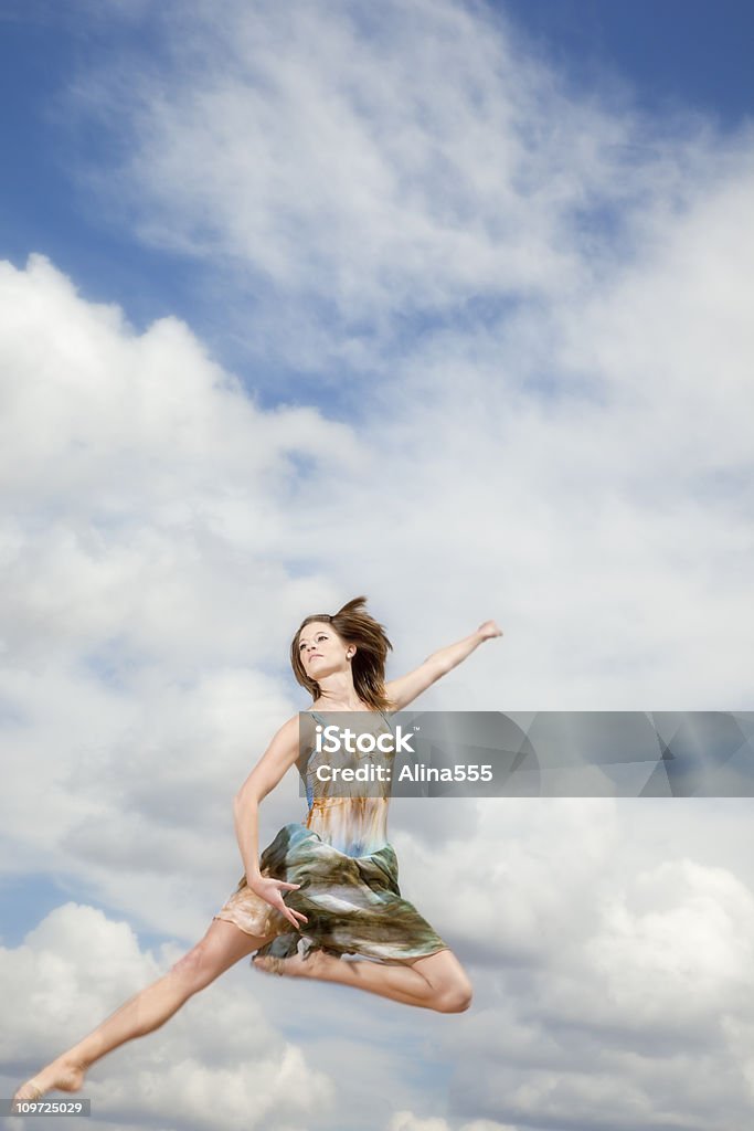 Saut de danseuse dans les nuages - Photo de Femmes libre de droits