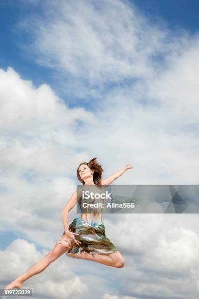 Dançarino Saltar Nas Nuvens - Fotografias de stock e mais imagens de Mulheres - Mulheres, Só Uma Mulher, Vestido