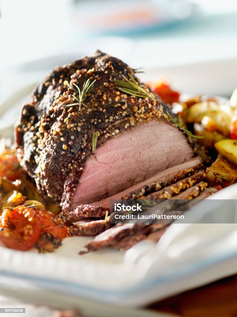 Round bœuf rôti avec des tomates rôties - Photo de Rosbif libre de droits