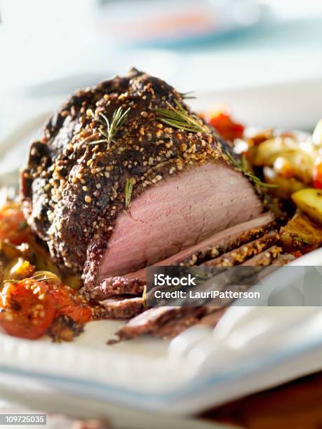 Photo libre de droit de Round Bœuf Rôti Avec Des Tomates Rôties banque d'images et plus d'images libres de droit de Rosbif - Rosbif, Viande de boeuf, Ail - Légume à bulbe