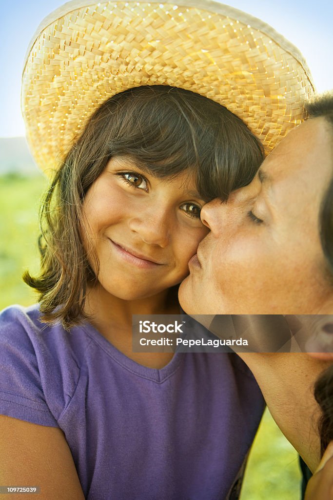 Истинная Любовь, мать Целовать Дочь - Стоковые фото Близость роялти-фри