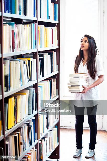 En La Biblioteca Foto de stock y más banco de imágenes de Encuadre de cuerpo entero - Encuadre de cuerpo entero, Adolescencia, Adolescente