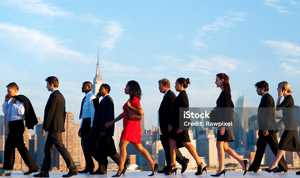 Grupo grande de personas de negocios de camino a la oficina en la ciudad de Nueva York - Foto de stock de Multitud libre de derechos