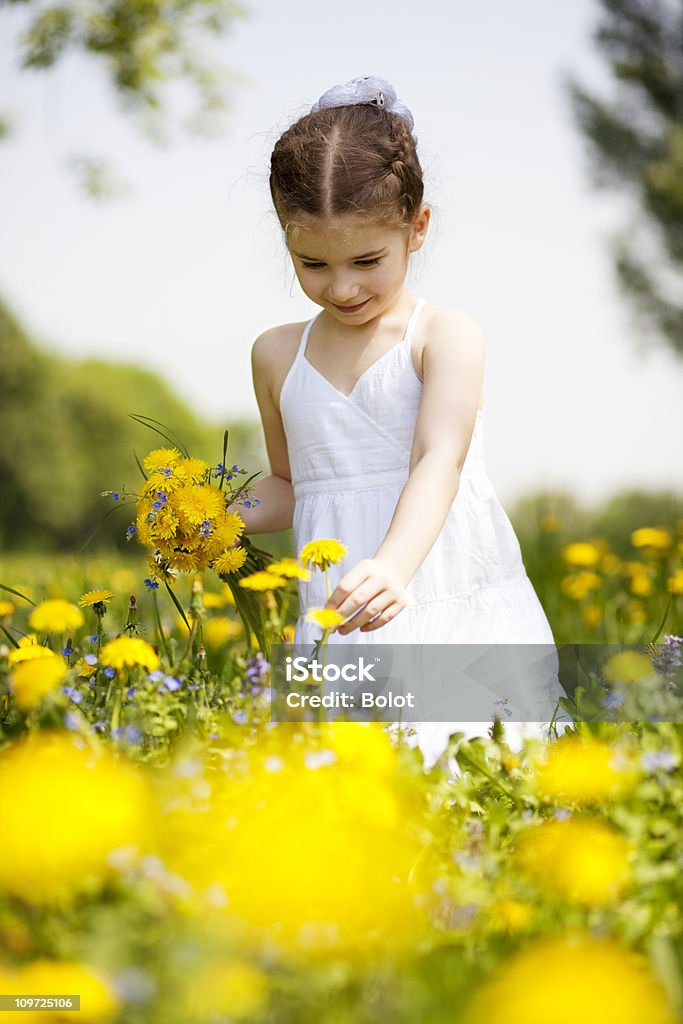 Kleines Mädchen treffen Blumen - Lizenzfrei 6-7 Jahre Stock-Foto