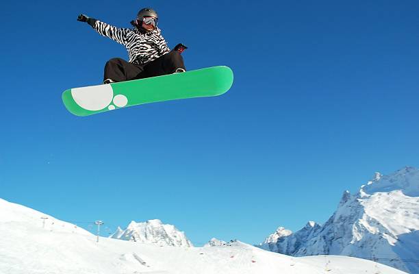 snowboarder mujer - snowboarding extreme sports action snowboard fotografías e imágenes de stock