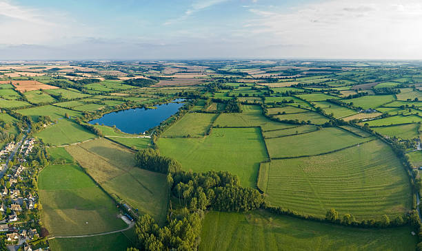 vista aérea de granja y village - oxfordshire fotografías e imágenes de stock