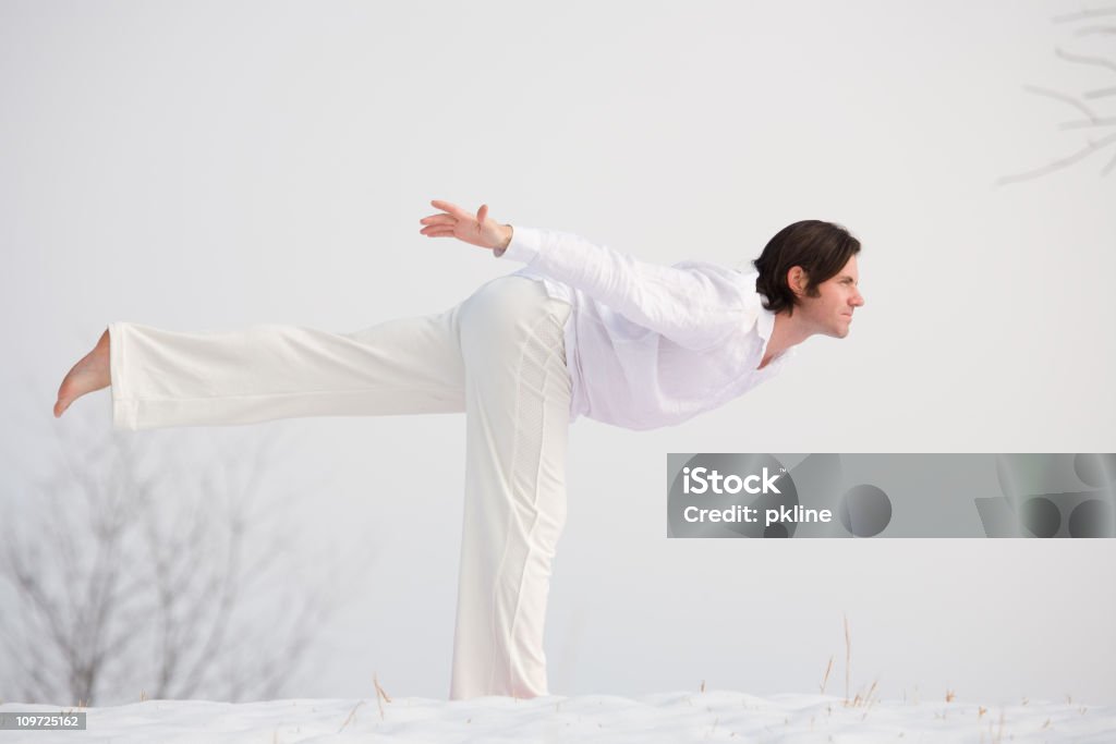 Homme faisant des étirements de Yoga dans la neige - Photo de Adulte libre de droits