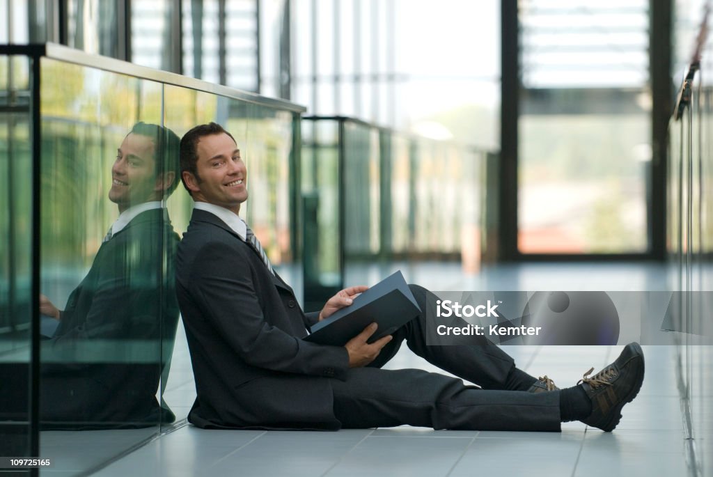 Geschäftsmann, sitzen und Lächeln im Büro Etage - Lizenzfrei Abwarten Stock-Foto