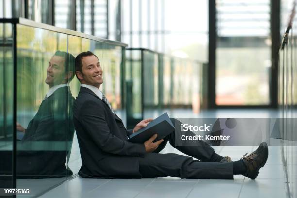 Geschäftsmann Sitzen Und Lächeln Im Büro Etage Stockfoto und mehr Bilder von Abwarten - Abwarten, Anzug, Architektur