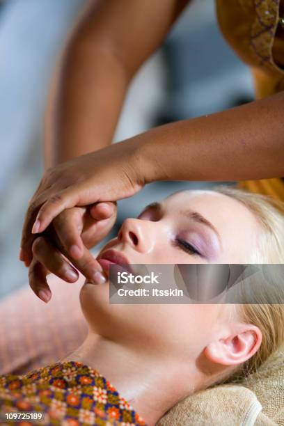 Massagem - Fotografias de stock e mais imagens de Meninas Adolescentes - Meninas Adolescentes, Adolescente, Adulto
