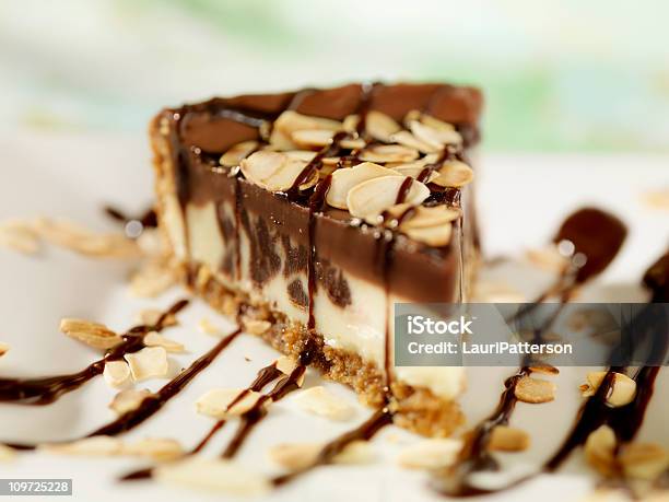 Pastel De Queso Y Chocolate Caliente Almendras Foto de stock y más banco de imágenes de Chocolate - Chocolate, Nata, Pastel de queso