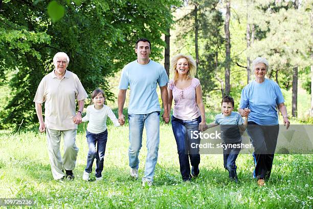 Foto de Família Alargada Correndo No Parque e mais fotos de stock de 30 Anos - 30 Anos, 70 anos, Adulto