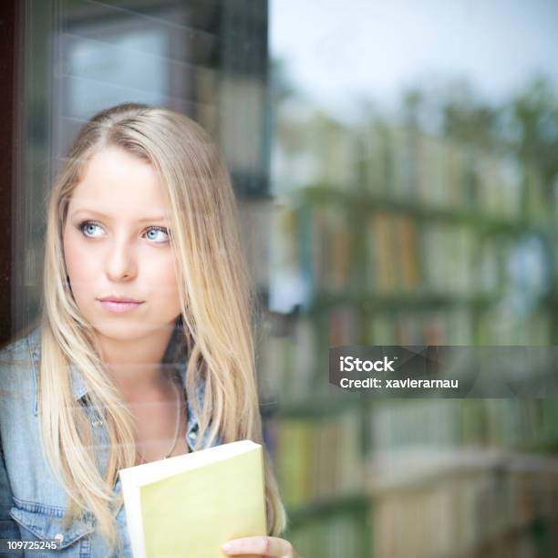 Pensativo - Fotografias de stock e mais imagens de Aluno Mais Velho - Aluno Mais Velho, Adolescente, Biblioteca