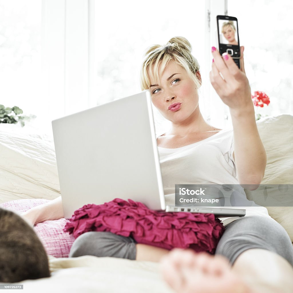 Donna a letto inviare un mms - Foto stock royalty-free di 25-29 anni