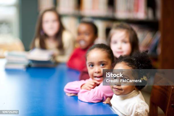 Foto de Biblioteca e mais fotos de stock de 2-3 Anos - 2-3 Anos, Afro-americano, Aluna