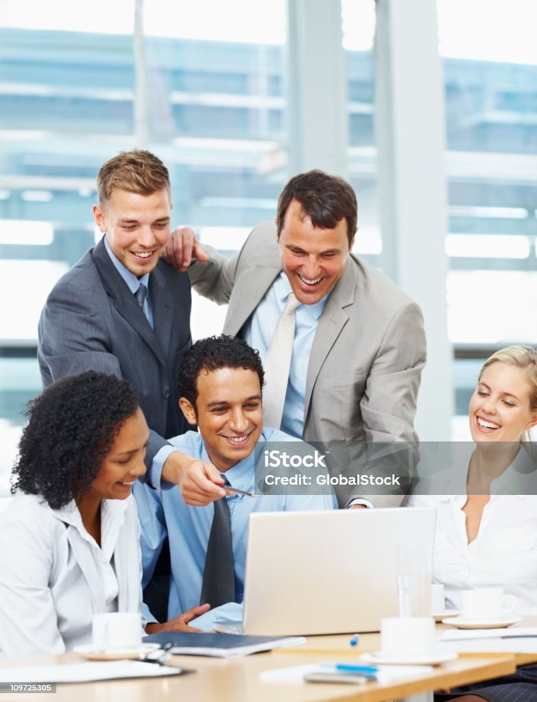 Colleghi di lavoro felice avendo una discussione durante la riunione - Foto stock royalty-free di 20-24 anni