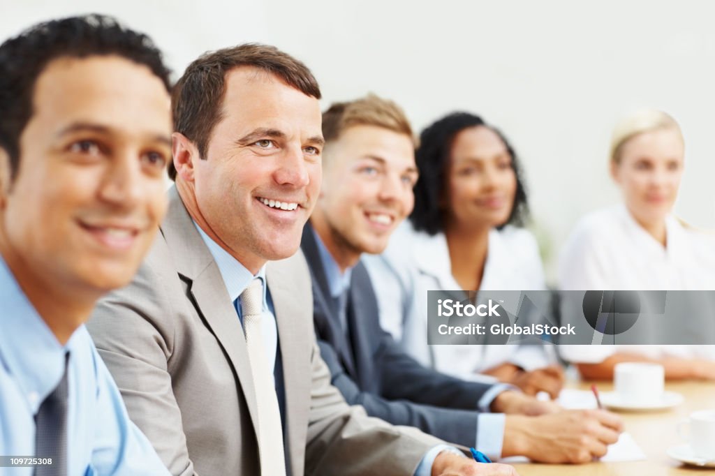 Lächelnde Geschäftsleute sitzen in einem meeting - Lizenzfrei 20-24 Jahre Stock-Foto