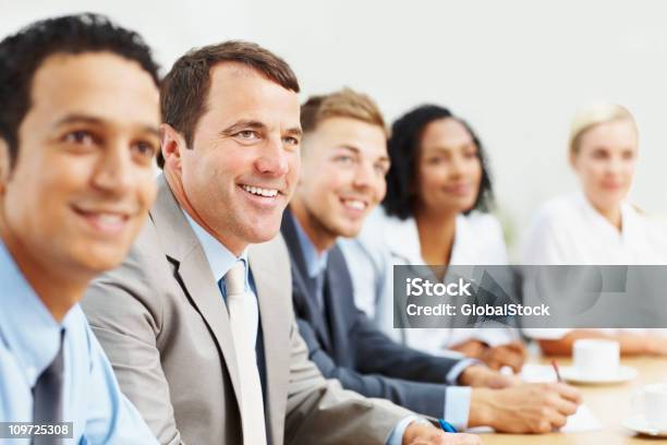 Sorridente Negócios Pessoas Sentado Em Uma Reunião - Fotografias de stock e mais imagens de 20-24 Anos - 20-24 Anos, 30-34 Anos, 35-39 Anos
