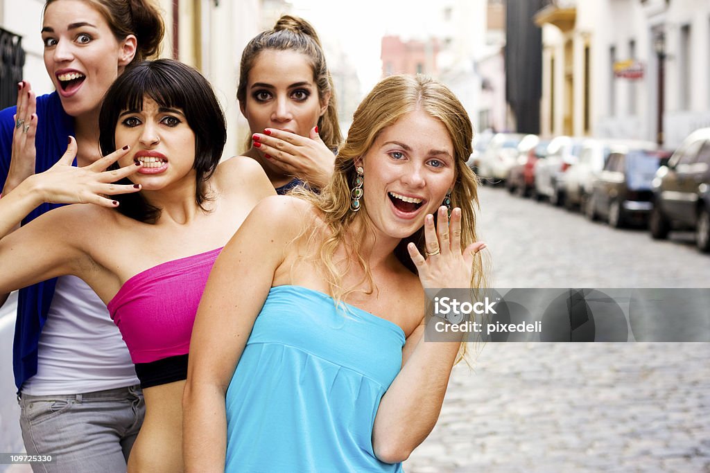 Felice e sorpreso gruppo di ragazze adolescenti sulla strada - Foto stock royalty-free di Abbigliamento casual