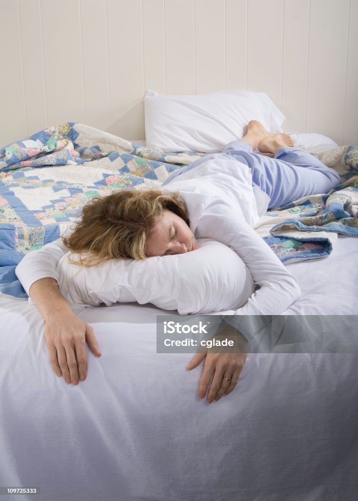 Woman Lying y dormir en la cama - Foto de stock de Dormir libre de derechos