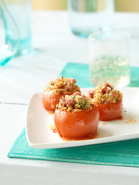 tomates rellenos - stuffed tomato fotografías e imágenes de stock