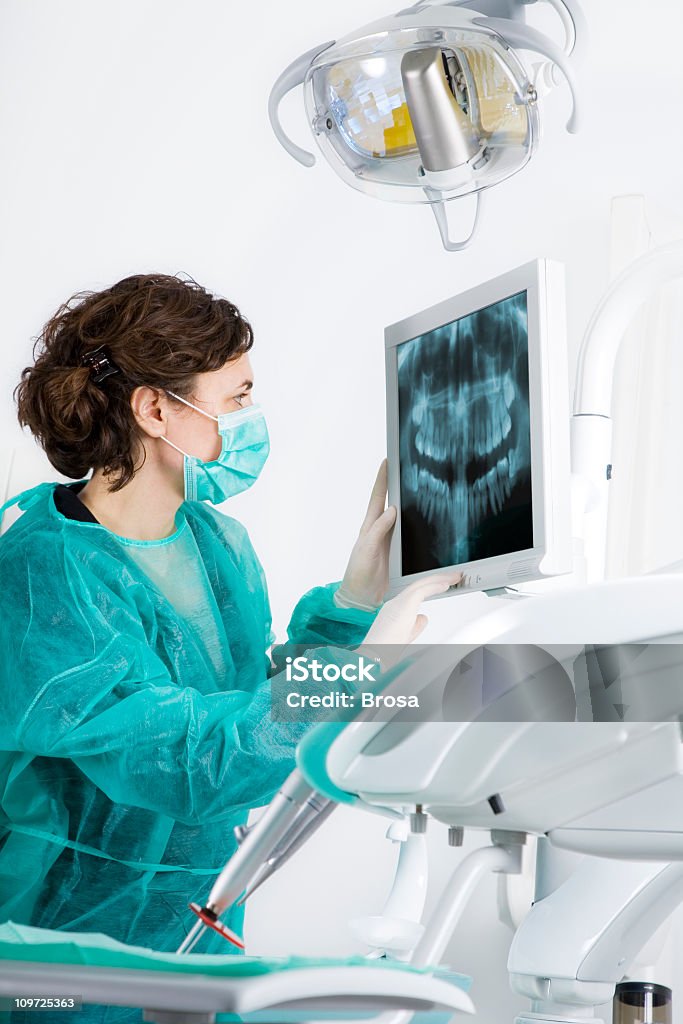 Стоматолог проверять клетки изображение - Стоковые фото Рентгеновский снимок роялти-фри