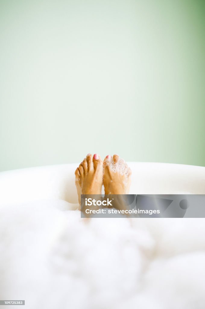 女性の足に新興のバブルバス - 風呂�のロイヤリティフリーストックフォト