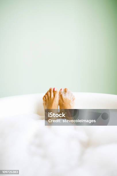 女性の足に新興のバブルバス - 風呂のストックフォトや画像を多数ご用意 - 風呂, 女性, 泡
