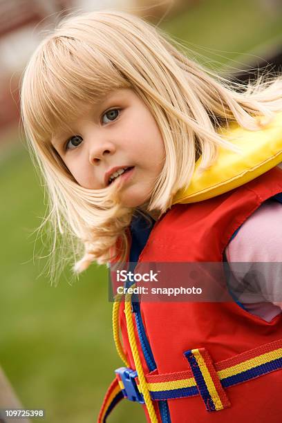 Kind Mit Life Jacket Stockfoto und mehr Bilder von Blick in die Kamera - Blick in die Kamera, Blondes Haar, Ein Mädchen allein