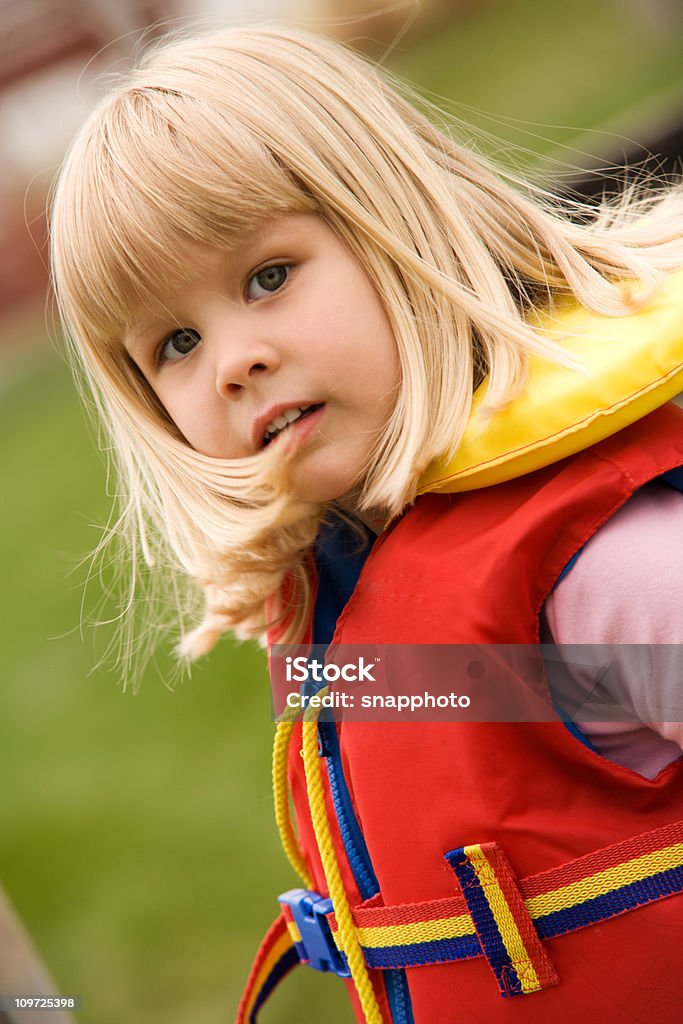 Niño usar chaqueta de vida - Foto de stock de Agua libre de derechos