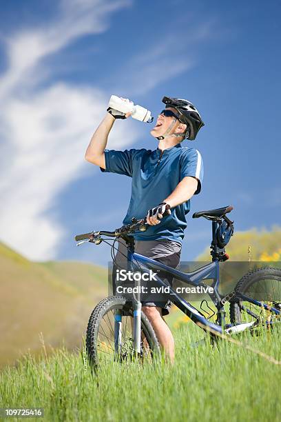 Ciclista Di Mountain Bike Acqua Potabile - Fotografie stock e altre immagini di Adulto - Adulto, Allegro, Ambientazione esterna