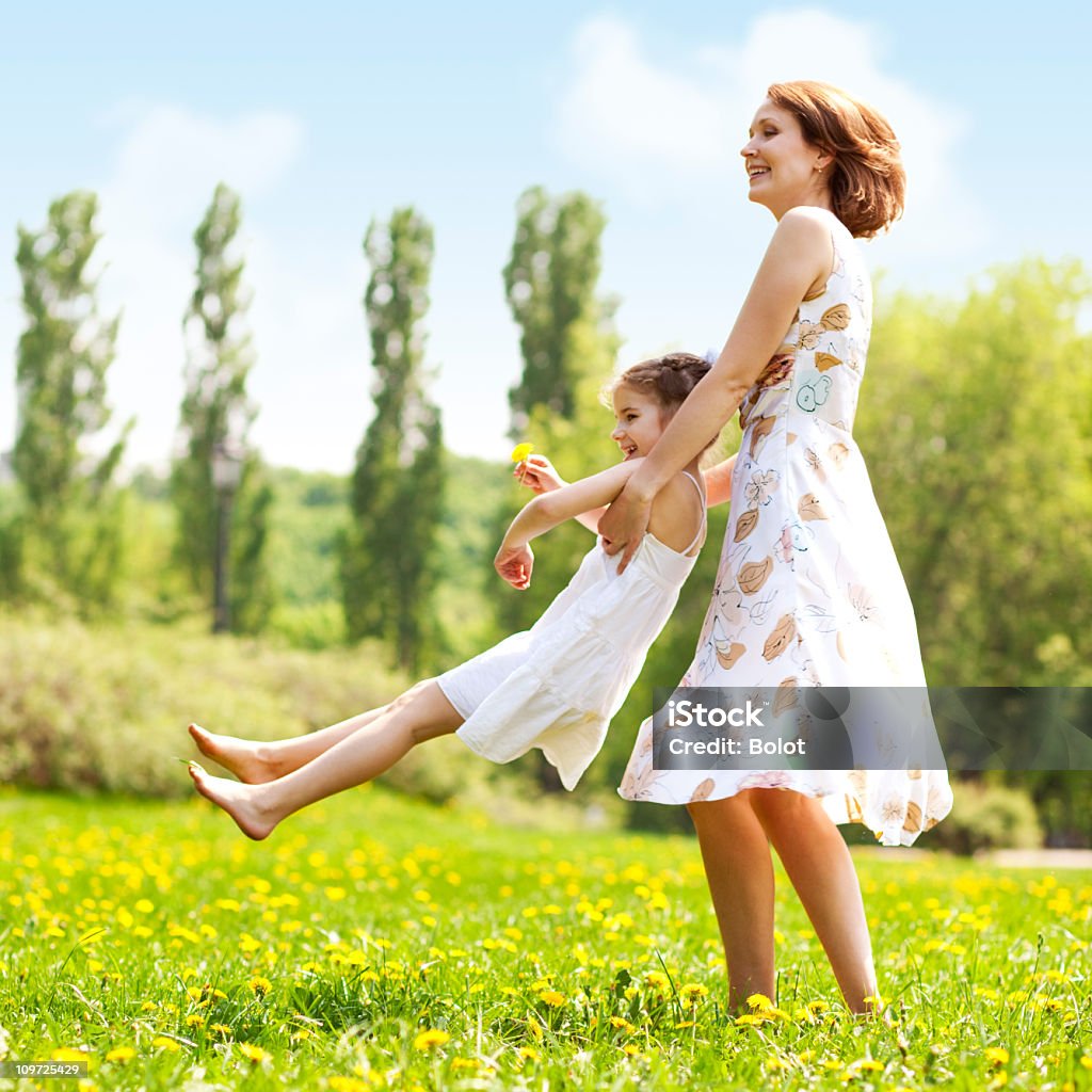 Mãe e filha se divertindo no parque - Foto de stock de 30 Anos royalty-free