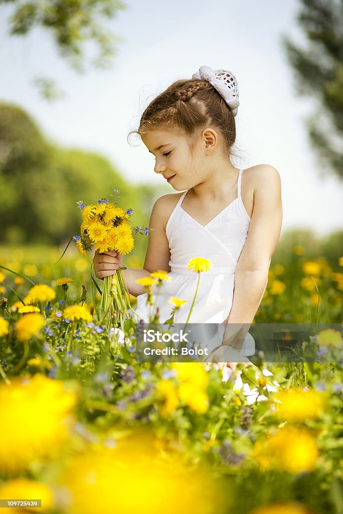 Kleines Mädchen treffen Blumen - Lizenzfrei 6-7 Jahre Stock-Foto