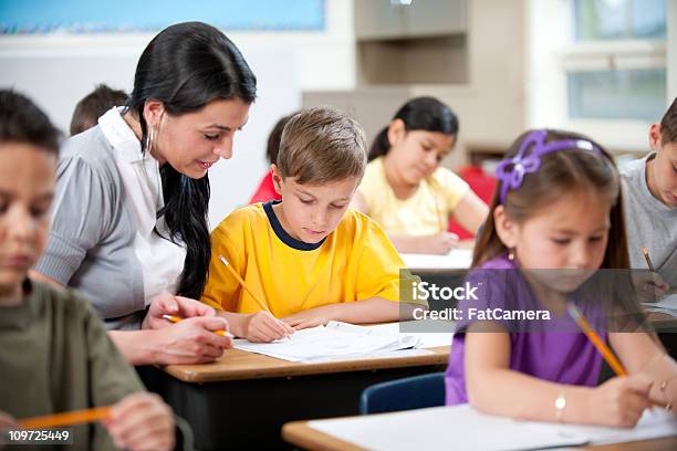 Estudiantes Primaria Foto de stock y más banco de imágenes de 6-7 años - 6-7 años, 8-9 años, Adulto